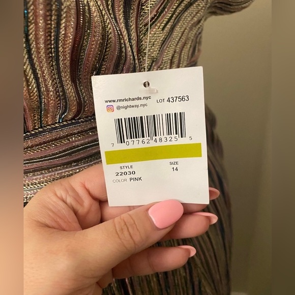 Plus Dress - Picture 7 of 8